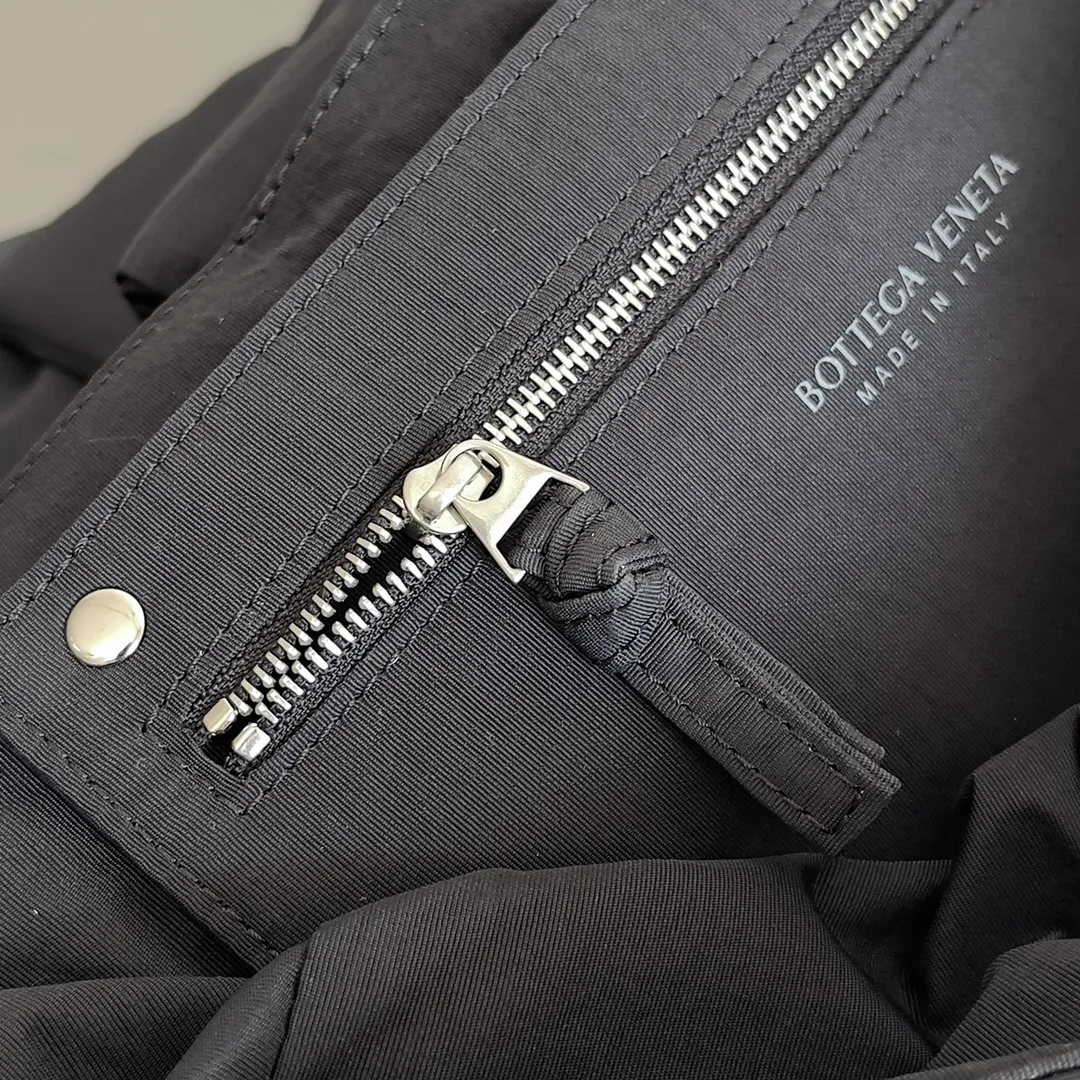 Batch 1520 B🏠The latest nylon crossbody bag has been shipped🔥🔥 It has a stylish and dynamic appearance, comfortable touch, and practical capacity. The previous six compartments could not hold a mobile phone📱, but this time the six compartments can not only accommodate it📱 but also a lot. It is invincibly light and is like carrying a flower☁️ on your back. It is soft and soft. Style number: 743623 Size: 38*11*24cm